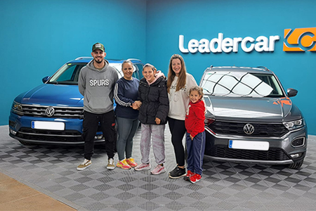 Cliente Ali Moreno satisfecho despues de comprar en Leadercar