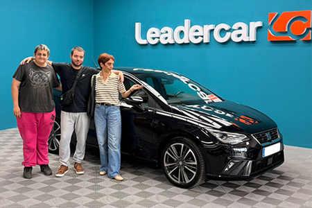 Cliente Gema Hernandez satisfecho despues de comprar en Leadercar