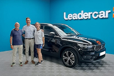 Cliente Raúl Albarracín satisfecho despues de comprar en Leadercar