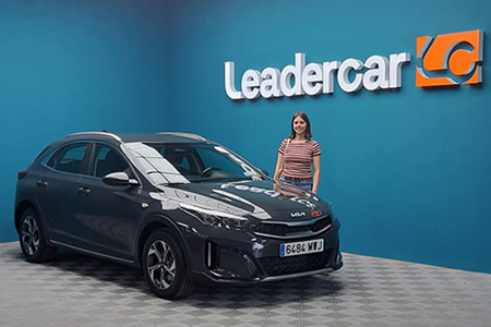 Cliente Tania satisfecho despues de comprar en Leadercar