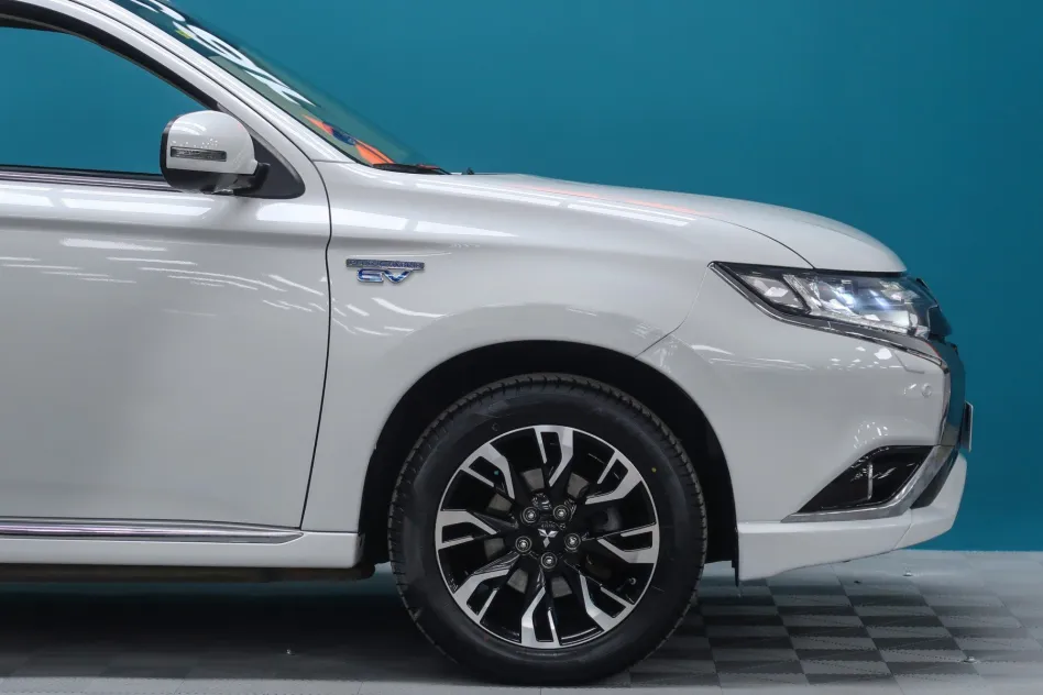 Mitsubishi Outlander 2.0 PLUG-IN HYBRID PHEV KAITEKI AWD