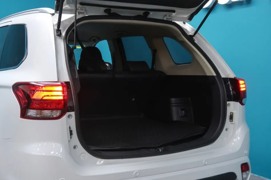 Mitsubishi Outlander 2.0 PLUG-IN HYBRID PHEV KAITEKI AWD