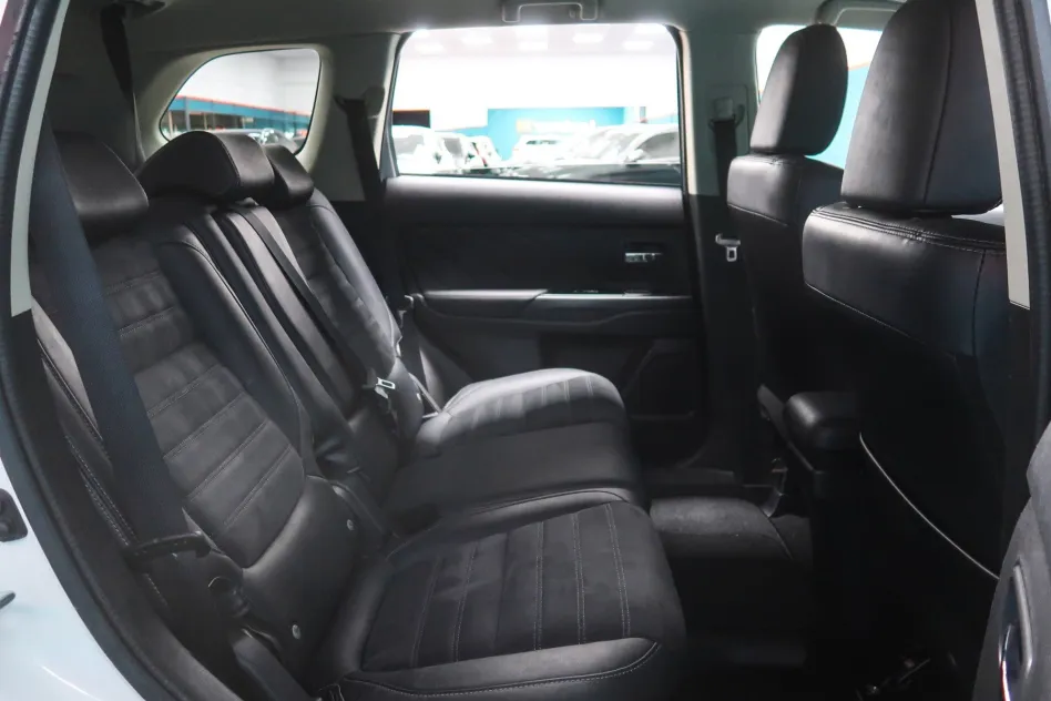 Mitsubishi Outlander 2.0 PLUG-IN HYBRID PHEV KAITEKI AWD