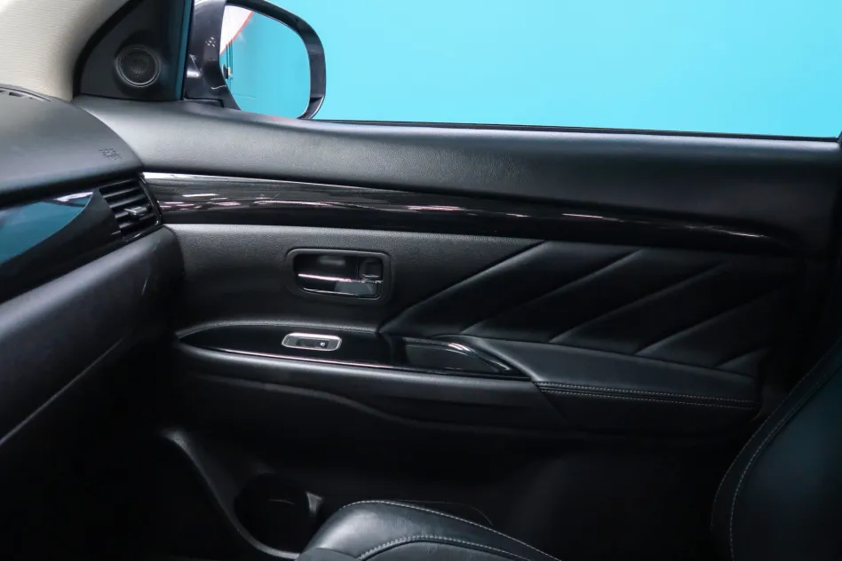 Mitsubishi Outlander 2.0 PLUG-IN HYBRID PHEV KAITEKI AWD